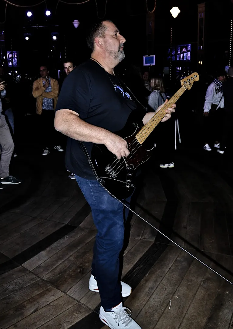 een man speelt gitaar op de jaarmarkt van Sint-Genesius-Rode